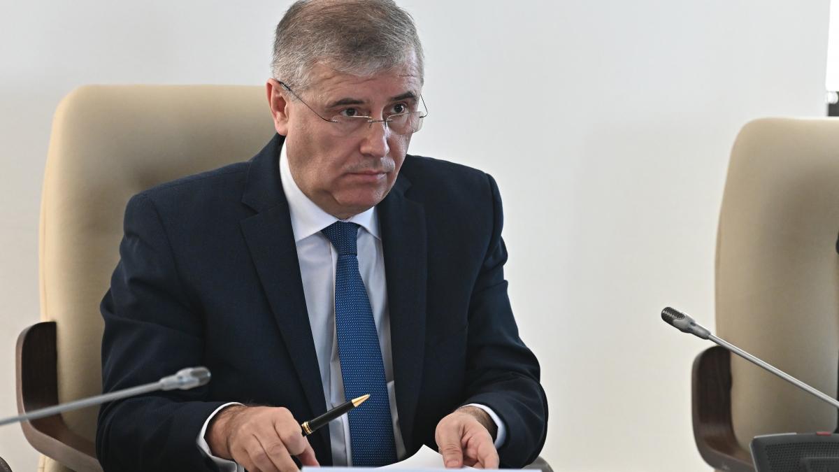Generalul care n-ar mai trebui să păzească democrația